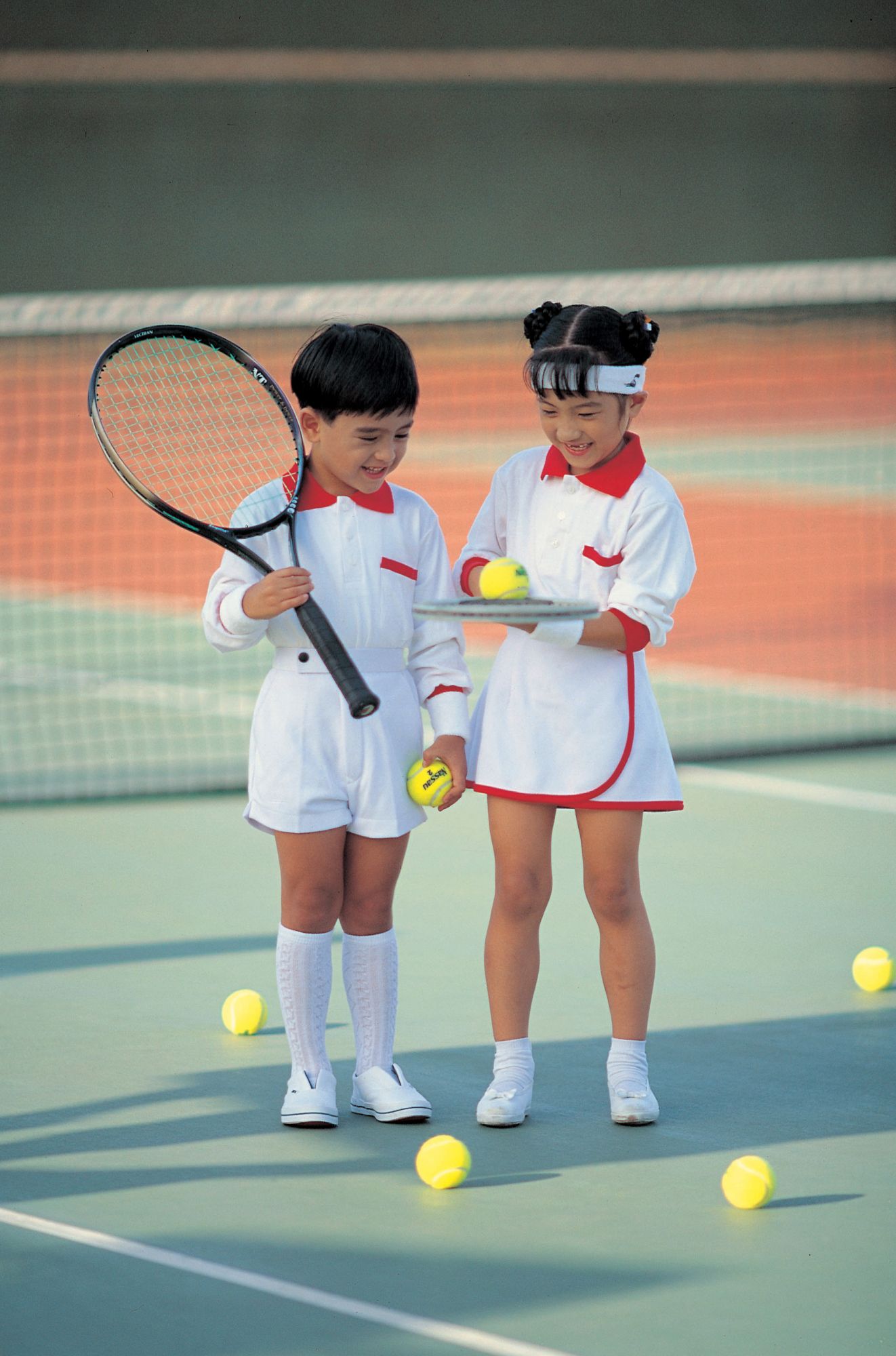 FD_Young_boy_and_girl_playing_tennis.jpg